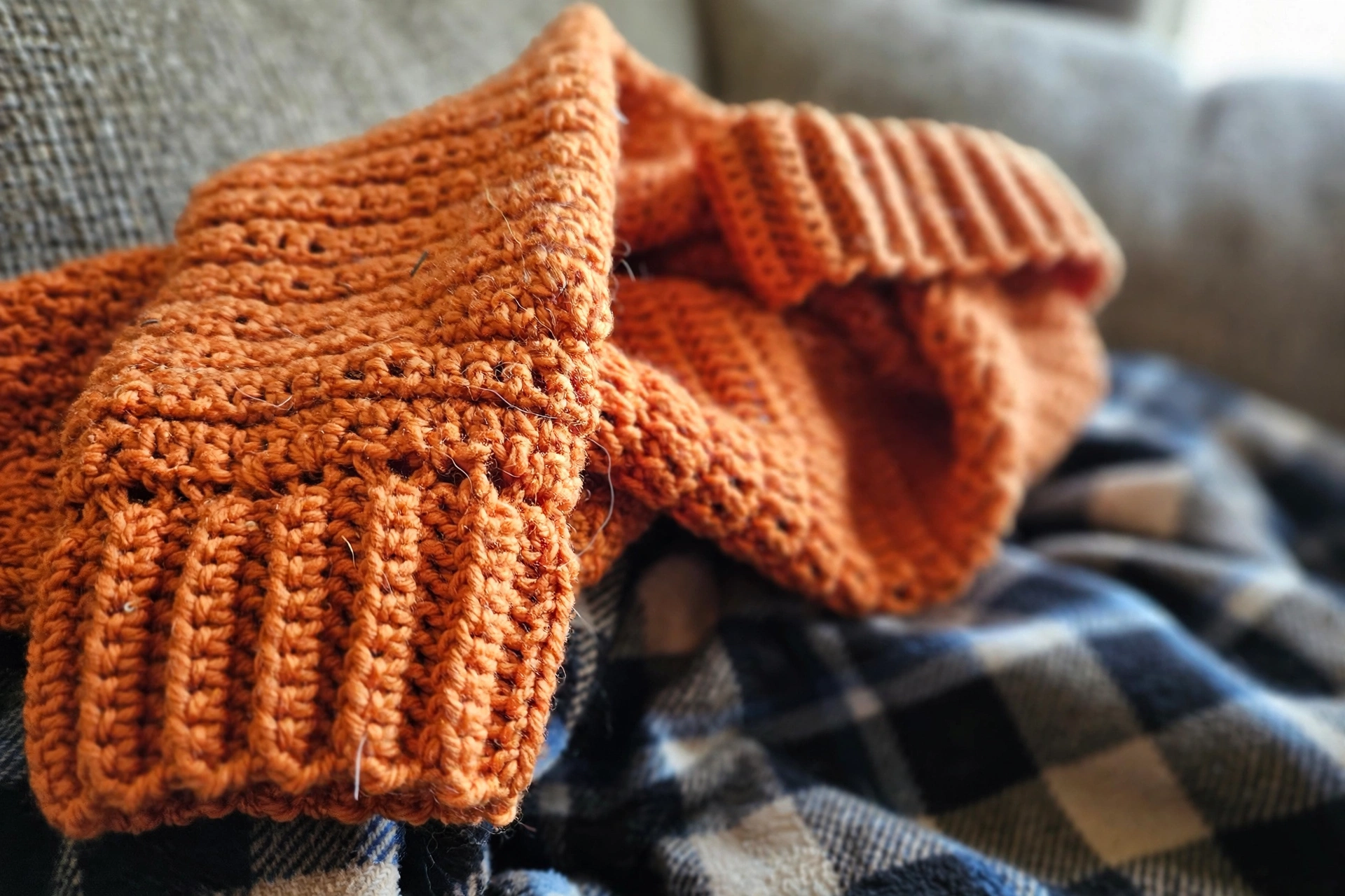 Detail of the crochet cardigan sleeve and ribbed collar